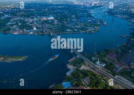 Die Sultana Kamal Bridge, auch bekannt als Demra Bridge, und der Fluss Sitalakhya bei Demra in Dhaka, Bangladesch aus der Vogelperspektive. Stockfoto