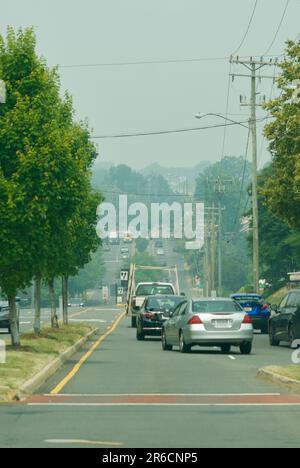 Fairfax, Virginia, USA - 8. Juni 2023: Ein rauchiger Dunst umhüllt das historische Fairfax, wenn Pendler auf der Main Street in diesem Vorort von Washington, D.C. unterwegs sind. Die gesamte Metropolregion von Washington unterliegt einem Code Purple Air Quality Alert als Folge von Waldbränden in Kanada. (Bild: ©John M. Chase / Alamy Live News) Stockfoto