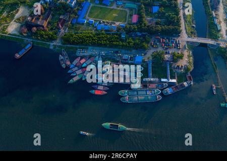 Frachtschiff am Ufer des Flusses Shitalakshya in Kanchpur in Narayanganj, Bangladesch Stockfoto