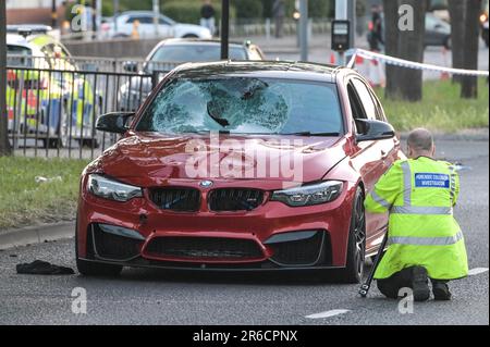 Coventry Road, Birmingham, 8. Juni 2023 - Kind stirbt vom BMW-Fahrer überfahren - West Midlands Police untersucht einen dunkelorange gefärbten BMW 3 Series, nachdem der Fahrer am Donnerstagabend gegen einen jungen Radfahrer auf der Coventry Road in der Nähe der Hay Mills und South Yardley Gegend von Birmingham zusammengestoßen war. Mark Roberts, ein Zeuge sagte auf Twitter: 'Zeuge eines RTI (Verkehrsunfall) auf der Coventry Road Richtung Flughafen. "Das Auto fuhr los, überquerte zwei Spuren und traf einen Radfahrer." Die Beamten sperrten die normalerweise befahrene Hauptstraße, die zum Flughafen Birmingham führt, gegen 7pm Uhr am Donnerstagabend als Spezialist Stockfoto