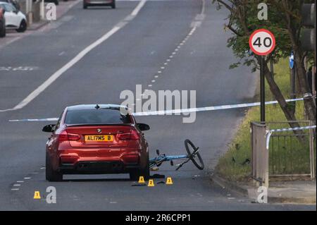 Coventry Road, Birmingham, 8. Juni 2023 - Kind stirbt vom BMW-Fahrer überfahren - West Midlands Police untersucht einen dunkelorange gefärbten BMW 3 Series, nachdem der Fahrer am Donnerstagabend gegen einen jungen Radfahrer auf der Coventry Road in der Nähe der Hay Mills und South Yardley Gegend von Birmingham zusammengestoßen war. Mark Roberts, ein Zeuge sagte auf Twitter: 'Zeuge eines RTI (Verkehrsunfall) auf der Coventry Road Richtung Flughafen. "Das Auto fuhr los, überquerte zwei Spuren und traf einen Radfahrer." Die Beamten sperrten die normalerweise befahrene Hauptstraße, die zum Flughafen Birmingham führt, gegen 7pm Uhr am Donnerstagabend als Spezialist Stockfoto