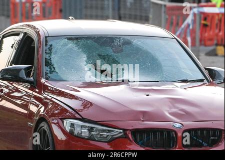 Coventry Road, Birmingham, 8. Juni 2023 - Kind stirbt vom BMW-Fahrer überfahren - West Midlands Police untersucht einen dunkelorange gefärbten BMW 3 Series, nachdem der Fahrer am Donnerstagabend gegen einen jungen Radfahrer auf der Coventry Road in der Nähe der Hay Mills und South Yardley Gegend von Birmingham zusammengestoßen war. Mark Roberts, ein Zeuge sagte auf Twitter: 'Zeuge eines RTI (Verkehrsunfall) auf der Coventry Road Richtung Flughafen. "Das Auto fuhr los, überquerte zwei Spuren und traf einen Radfahrer." Die Beamten sperrten die normalerweise befahrene Hauptstraße, die zum Flughafen Birmingham führt, gegen 7pm Uhr am Donnerstagabend als Spezialist Stockfoto