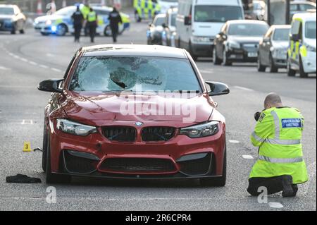 Coventry Road, Birmingham, 8. Juni 2023 - Kind stirbt vom BMW-Fahrer überfahren - West Midlands Police untersucht einen dunkelorange gefärbten BMW 3 Series, nachdem der Fahrer am Donnerstagabend gegen einen jungen Radfahrer auf der Coventry Road in der Nähe der Hay Mills und South Yardley Gegend von Birmingham zusammengestoßen war. Mark Roberts, ein Zeuge sagte auf Twitter: 'Zeuge eines RTI (Verkehrsunfall) auf der Coventry Road Richtung Flughafen. "Das Auto fuhr los, überquerte zwei Spuren und traf einen Radfahrer." Die Beamten sperrten die normalerweise befahrene Hauptstraße, die zum Flughafen Birmingham führt, gegen 7pm Uhr am Donnerstagabend als Spezialist Stockfoto