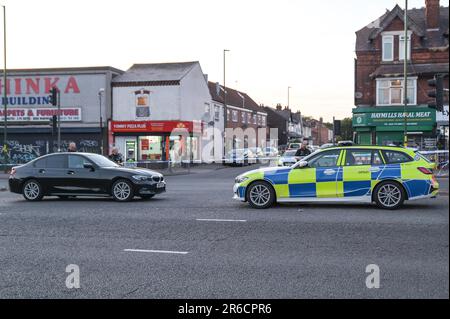 Coventry Road, Birmingham, 8. Juni 2023 - Kind stirbt vom BMW-Fahrer überfahren - West Midlands Police untersucht einen dunkelorange gefärbten BMW 3 Series, nachdem der Fahrer am Donnerstagabend gegen einen jungen Radfahrer auf der Coventry Road in der Nähe der Hay Mills und South Yardley Gegend von Birmingham zusammengestoßen war. Mark Roberts, ein Zeuge sagte auf Twitter: 'Zeuge eines RTI (Verkehrsunfall) auf der Coventry Road Richtung Flughafen. "Das Auto fuhr los, überquerte zwei Spuren und traf einen Radfahrer." Die Beamten sperrten die normalerweise befahrene Hauptstraße, die zum Flughafen Birmingham führt, gegen 7pm Uhr am Donnerstagabend als Spezialist Stockfoto