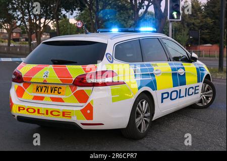 Coventry Road, Birmingham, 8. Juni 2023 - Kind stirbt vom BMW-Fahrer überfahren - West Midlands Police untersucht einen dunkelorange gefärbten BMW 3 Series, nachdem der Fahrer am Donnerstagabend gegen einen jungen Radfahrer auf der Coventry Road in der Nähe der Hay Mills und South Yardley Gegend von Birmingham zusammengestoßen war. Mark Roberts, ein Zeuge sagte auf Twitter: 'Zeuge eines RTI (Verkehrsunfall) auf der Coventry Road Richtung Flughafen. "Das Auto fuhr los, überquerte zwei Spuren und traf einen Radfahrer." Die Beamten sperrten die normalerweise befahrene Hauptstraße, die zum Flughafen Birmingham führt, gegen 7pm Uhr am Donnerstagabend als Spezialist Stockfoto