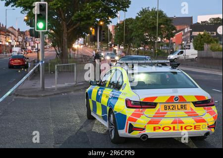 Coventry Road, Birmingham, 8. Juni 2023 - Kind stirbt vom BMW-Fahrer überfahren - West Midlands Police untersucht einen dunkelorange gefärbten BMW 3 Series, nachdem der Fahrer am Donnerstagabend gegen einen jungen Radfahrer auf der Coventry Road in der Nähe der Hay Mills und South Yardley Gegend von Birmingham zusammengestoßen war. Mark Roberts, ein Zeuge sagte auf Twitter: 'Zeuge eines RTI (Verkehrsunfall) auf der Coventry Road Richtung Flughafen. "Das Auto fuhr los, überquerte zwei Spuren und traf einen Radfahrer." Die Beamten sperrten die normalerweise befahrene Hauptstraße, die zum Flughafen Birmingham führt, gegen 7pm Uhr am Donnerstagabend als Spezialist Stockfoto