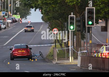 Coventry Road, Birmingham, 8. Juni 2023 - Kind stirbt vom BMW-Fahrer überfahren - West Midlands Police untersucht einen dunkelorange gefärbten BMW 3 Series, nachdem der Fahrer am Donnerstagabend gegen einen jungen Radfahrer auf der Coventry Road in der Nähe der Hay Mills und South Yardley Gegend von Birmingham zusammengestoßen war. Mark Roberts, ein Zeuge sagte auf Twitter: 'Zeuge eines RTI (Verkehrsunfall) auf der Coventry Road Richtung Flughafen. "Das Auto fuhr los, überquerte zwei Spuren und traf einen Radfahrer." Die Beamten sperrten die normalerweise befahrene Hauptstraße, die zum Flughafen Birmingham führt, gegen 7pm Uhr am Donnerstagabend als Spezialist Stockfoto