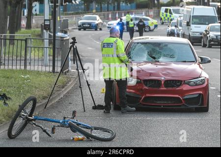 Coventry Road, Birmingham, 8. Juni 2023 - Kind stirbt vom BMW-Fahrer überfahren - West Midlands Police untersucht einen dunkelorange gefärbten BMW 3 Series, nachdem der Fahrer am Donnerstagabend gegen einen jungen Radfahrer auf der Coventry Road in der Nähe der Hay Mills und South Yardley Gegend von Birmingham zusammengestoßen war. Mark Roberts, ein Zeuge sagte auf Twitter: 'Zeuge eines RTI (Verkehrsunfall) auf der Coventry Road Richtung Flughafen. "Das Auto fuhr los, überquerte zwei Spuren und traf einen Radfahrer." Die Beamten sperrten die normalerweise befahrene Hauptstraße, die zum Flughafen Birmingham führt, gegen 7pm Uhr am Donnerstagabend als Spezialist Stockfoto