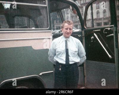 1950er Dänemark - Busfahrer steht vor dem Tourbus, Tür offen, Minox 8mm Filmscan Stockfoto
