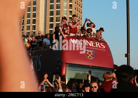 London, Großbritannien. 08. Juni 2023 Die Trophäenparade von West Ham United nach dem Sieg der Europa Conference League. Spieler und Fans von West Ham feiern ihren Sieg der Europa Conference League mit einer Busparade mit offenem Oberdeck am Donnerstagabend in East London. Kredit: Waldemar Sikora/Alamy Live News Stockfoto