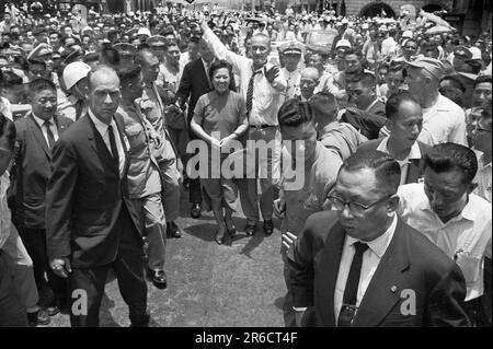 USA Vizepräsident Lyndon B. Johnson begrüßt die Menge, Taipei, Formosa, Thomas J. O'Halloran, USA News & World Report Magazine Fotosammlung, 14. Mai 1961 Stockfoto