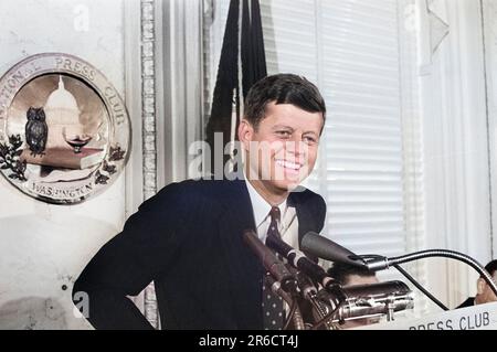 USA Senator John F. Kennedy spricht im Rednerpult des National Press Club, Washington, D.C., USA, John T. Bledsoe, USA News & World Report Magazine Fotosammlung, 14. Januar 1960 Stockfoto