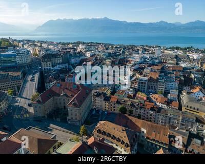 Lausanne, Schweiz, 22. August 2022. Drohnenblick auf das Stadtzentrum und den Genfer See bei Sonnenaufgang. Stockfoto