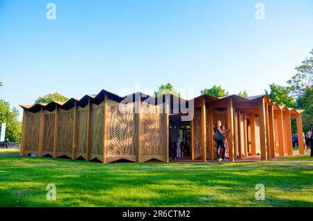 Der von Lina Gotmeh entworfene Serpentine Pavillon 2023 trägt den Titel à table.Ghotmeh definiert ihren Architekturansatz als „Archäologie der Zukunft“. Stockfoto