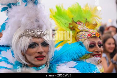 Tel Aviv, Israel. 8. Juni 2023 Zwei Drag-Queens und die Tel Aviv-Pride-Parade. Sie tragen viele Federn. Einer von ihnen hat blaue Augen. Kredit: Yoram Biberman/Alamy Live News. Stockfoto