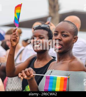 Tel Aviv, Israel. 8. Juni 2023 Zwei reizende afrikanische Frauen in der Tel Aviv Pride Parade mit der Regenbogenflagge und lächelnden Kredit: Yoram Biberman/Alamy Live News. Stockfoto