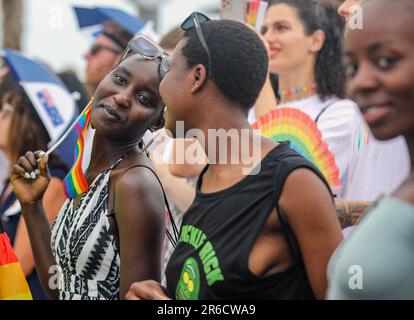 Tel Aviv, Israel. 8. Juni 2023, drei reizende afrikanische Frauen bei der Tel Aviv-Pride-Parade. Einer von ihnen hält die Regenbogenflagge Credit: Yoram Biberman/Alamy Live News. Stockfoto