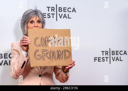 New York, USA. 8. Juni 2023. Die Schauspielerin und Aktivistin Jane Fonda präsentiert sich bei der Ankunft auf der Weltpremiere des Dokumentarfilms „Common Ground“, der von Josh und Rebecca Tickell gemeinsam geleitet wird, beim Tribeca Film Festival. Kredit: Enrique Shore/Alamy Live News Stockfoto