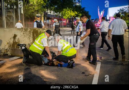 Stuttgart, Deutschland. 08. Juni 2023. Sicherheitskräfte halten einen Klimaaktivisten fern von dem feierlichen Ereignis, das 75 Jahre Porsche Sportwagen feiert. Kredit: Christoph Schmidt/dpa/Alamy Live News Stockfoto