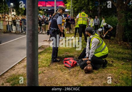 Stuttgart, Deutschland. 08. Juni 2023. Sicherheitskräfte halten einen Klimaaktivisten fern von dem feierlichen Ereignis, das 75 Jahre Porsche Sportwagen feiert. Kredit: Christoph Schmidt/dpa/Alamy Live News Stockfoto