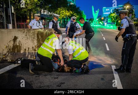 Stuttgart, Deutschland. 08. Juni 2023. Sicherheitskräfte halten einen Klimaaktivisten fern von dem feierlichen Ereignis, das 75 Jahre Porsche Sportwagen feiert. Kredit: Christoph Schmidt/dpa/Alamy Live News Stockfoto