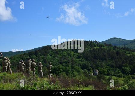 USA Armee-Fallschirmjäger zugewiesen zu Batterie A, 4. Bataillon, 319. Artillerie-Regiment, 173. Brigade, beobachten Sie das Gebiet in Pocek Range, Postojna, Slowenien, 7. Juni 2023, Im Rahmen der Übung Adriatischer Streik 2023. Die Brigade trainiert routinemäßig neben NATO-Verbündeten und -Partnern, um engere Beziehungen aufzubauen und das Bündnis zu stärken. Die 173. Brigade ist die USA Armee-Notfalleinsatztruppe in Europa, fähig, Einsatzkräfte überall in den USA zu projizieren Zuständigkeitsbereiche der Kommandos für Europa, Afrika oder Central. (USA Armeefoto von Paolo Bovo) Stockfoto