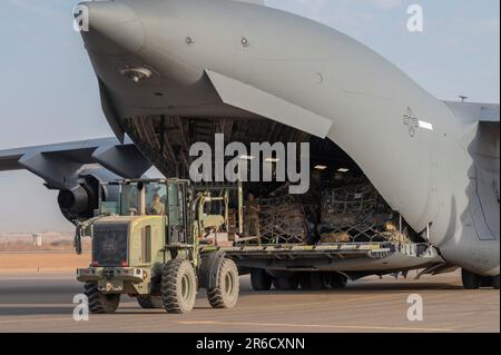 EIN US-AMERIKANISCHER Air Force Airman, dem 724. Expeditionary Air Base Squadron Logistics Readiness Flight zugeteilt, bereitet sich darauf vor, Fracht von einem C-17 Globemaster III auf der Air Base 201, Niger, am 26. April 2023 zu entladen. Die 724. EABS LRF bietet die für den Abschluss der Mission am ab 201 erforderliche logistische Unterstützung. (USA Air Force Photo von Senior Airman Marcus Hardy-Bannerman) Stockfoto