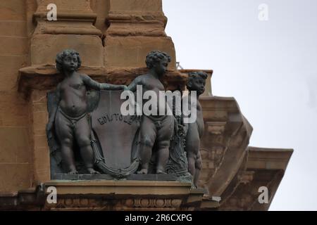 Rom, Italien 9. Mai 2023: Ornamente auf der Spitze des Justizpalastes Sitz des Obersten Kassationsgerichts , majestätisches Gebäude der Corte di Cassazione auf der Stockfoto