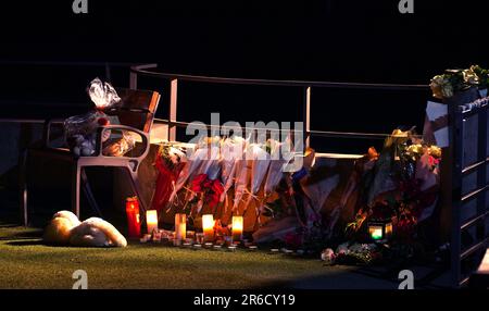 Blumen und Teddybären werden nach einem Messerangriff auf dem Kinderspielplatz in Annecy, Frankreich, zurückgelassen, bei dem ein britisches Mädchen, das angeblich drei Jahre alt war, eines von vier Kindern und zwei Erwachsenen war, die verletzt wurden, als der Verdächtige, Von der Polizei als 31-jähriger syrischer Staatsangehöriger mit Flüchtlingsstatus in Schweden identifiziert, hat am Donnerstag in der Stadt Annecy Menschen mit einem Messer angegriffen. Dem Messerstecher wurde in Frankreich nur wenige Tage vor dem Angriff Asyl verweigert, laut einem Minister. Foto: Freitag, 9. Juni 2023. Stockfoto