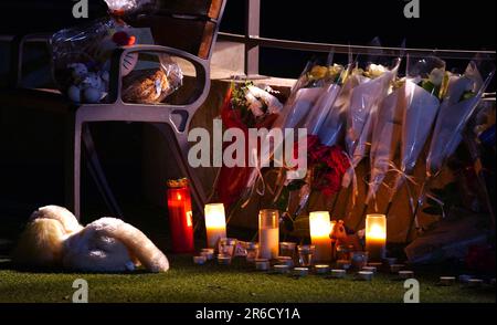 Blumen und Teddybären werden nach einem Messerangriff auf dem Kinderspielplatz in Annecy, Frankreich, zurückgelassen, bei dem ein britisches Mädchen, das angeblich drei Jahre alt war, eines von vier Kindern und zwei Erwachsenen war, die verletzt wurden, als der Verdächtige, Von der Polizei als 31-jähriger syrischer Staatsangehöriger mit Flüchtlingsstatus in Schweden identifiziert, hat am Donnerstag in der Stadt Annecy Menschen mit einem Messer angegriffen. Dem Messerstecher wurde in Frankreich nur wenige Tage vor dem Angriff Asyl verweigert, laut einem Minister. Foto: Freitag, 9. Juni 2023. Stockfoto