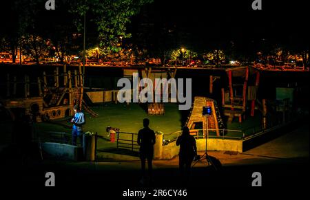 Blumen und Teddybären werden nach einem Messerangriff auf dem Kinderspielplatz in Annecy, Frankreich, zurückgelassen, bei dem ein britisches Mädchen, das angeblich drei Jahre alt war, eines von vier Kindern und zwei Erwachsenen war, die verletzt wurden, als der Verdächtige, Von der Polizei als 31-jähriger syrischer Staatsangehöriger mit Flüchtlingsstatus in Schweden identifiziert, hat am Donnerstag in der Stadt Annecy Menschen mit einem Messer angegriffen. Dem Messerstecher wurde in Frankreich nur wenige Tage vor dem Angriff Asyl verweigert, laut einem Minister. Foto: Freitag, 9. Juni 2023. Stockfoto