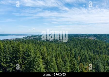 Blick aus der Vogelperspektive auf Point Defiance und Mount Rainier von oben auf Tacoma, Washington Stockfoto