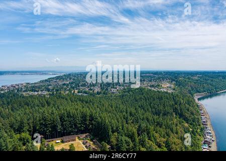 Blick aus der Vogelperspektive auf Point Defiance und Mount Rainier von oben auf Tacoma, Washington Stockfoto