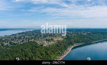 Blick aus der Vogelperspektive auf Point Defiance und Mount Rainier von oben auf Tacoma, Washington Stockfoto