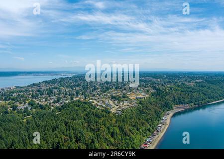 Blick aus der Vogelperspektive auf Point Defiance und Mount Rainier von oben auf Tacoma, Washington Stockfoto