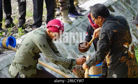 NiTi Sowan hat die Zeremonie verübt. NiTi Sowan Harinjing ist eine Reihe von Feierlichkeiten zum Jubiläum der Kediri, bei denen Wasser aus 7 Wasserquellen entnommen wird Stockfoto