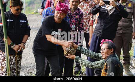 NiTi Sowan hat die Zeremonie verübt. NiTi Sowan Harinjing ist eine Reihe von Feierlichkeiten zum Jubiläum der Kediri, bei denen Wasser aus 7 Wasserquellen entnommen wird Stockfoto