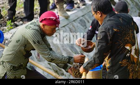 NiTi Sowan hat die Zeremonie verübt. NiTi Sowan Harinjing ist eine Reihe von Feierlichkeiten zum Jubiläum der Kediri, bei denen Wasser aus 7 Wasserquellen entnommen wird Stockfoto