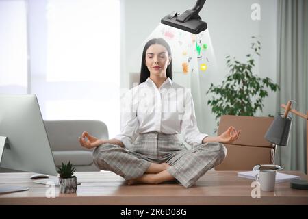 Die Reinigung des Geistes. Staubsauger, der meditierender Geschäftsfrau am Arbeitsplatz schlechte Gedanken entzieht Stockfoto