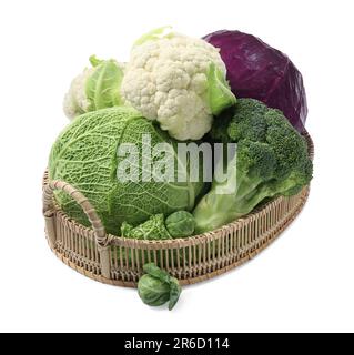 Weidenschale mit verschiedenen Frischkohlsorten auf weißem Hintergrund Stockfoto