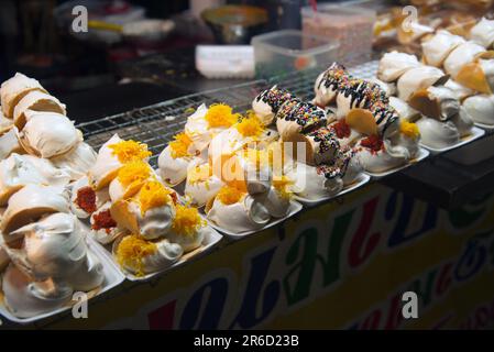 Kanom Bueng oder Thai Crepes mit verschiedenen Füllungen wie Pudding, süße weiße Creme Eigelb Garne oder gesalzene gehackte Garnelen auf der Pfanne. Stockfoto