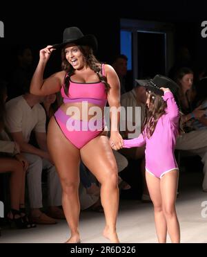 Miami Beach, Usa. 08. Juni 2023. Models präsentieren Mode auf der Lain Snow Swimsuit Runway Show 2023 im PARAISO Zelt in Miami Beach, Florida am Donnerstag, den 8. Juni 2023. Foto: Gary i Rothstein/UPI Credit: UPI/Alamy Live News Stockfoto