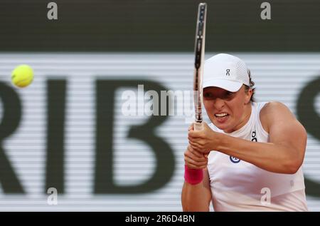 Paris, Frankreich. 8. Juni 2023. Die IGA Swiatek tritt am 8. Juni 2023 beim French Open Tennis Turnier in Roland Garros in Paris im Halbfinale der Damen-Singles zwischen der IGA Swiatek aus Polen und Beatriz Haddad Maia aus Brasilien an. Kredit: Gao Jing/Xinhua/Alamy Live News Stockfoto