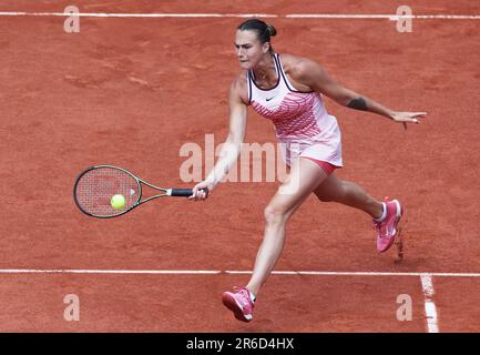 Paris, Frankreich. 8. Juni 2023. Aryna Sabalenka tritt am 8. Juni 2023 beim French Open-Tennisturnier in Roland Garros in Paris im Halbfinale des Frauenspiels zwischen Karolina Muchova aus der Tschechischen Republik und Aryna Sabalenka aus Belarus an. Kredit: Gao Jing/Xinhua/Alamy Live News Stockfoto