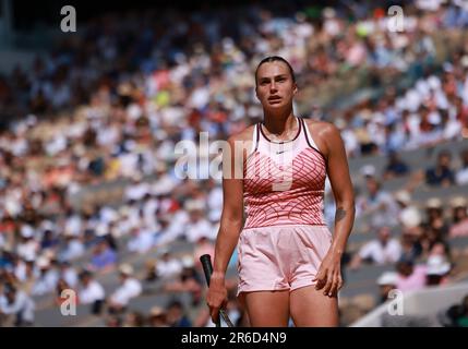 Paris, Frankreich. 8. Juni 2023. Aryna Sabalenka reagiert während des Halbfinalspiels der Frauen zwischen Karolina Muchova aus der Tschechischen Republik und Aryna Sabalenka aus Belarus beim French Open Tennis Turnier in Roland Garros in Paris am 8. Juni 2023. Kredit: Gao Jing/Xinhua/Alamy Live News Stockfoto