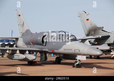 6053, ein von der tschechischen Luftwaffe (CzAF) betriebener Aero Vodochody L-159A ALCA, wird auf der Royal International Air Tattoo 2022 (RIAT 2022), die bei der RAF Fairford in Gloucestershire, England, stattfindet, statisch ausgestellt. Stockfoto