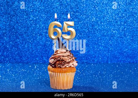 Cupcake Mit Nummer Für Geburtstags- Oder Jubiläumsfeier; Nummer 65 Stockfoto