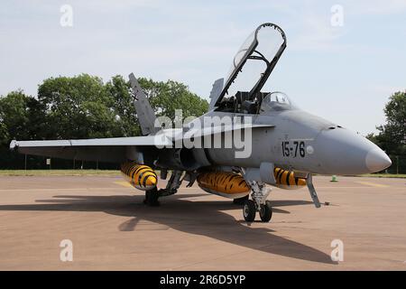 CE.15-07 (15-76), ein McDonnell Douglas EF-18B Hornet, betrieben von der spanischen Luft- und Raumfahrtbehörde, auf statischer Ausstellung bei der Royal International Air Tattoo, die bei der RAF Fairford in Gloucestershire, England, stattfand. Stockfoto