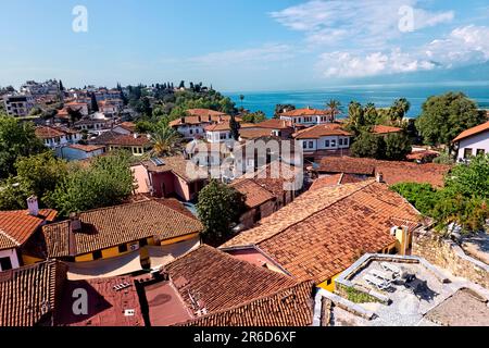 Rote Ziegeldächer in der Altstadt von Kaleic, Antalya, Türkei Stockfoto