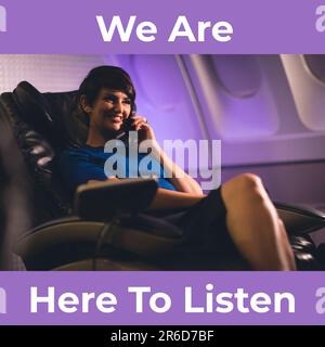Wir sind hier, um SMS und eine weiße junge Frau zu hören, die mit dem Handy spricht und im Flugzeug sitzt Stockfoto